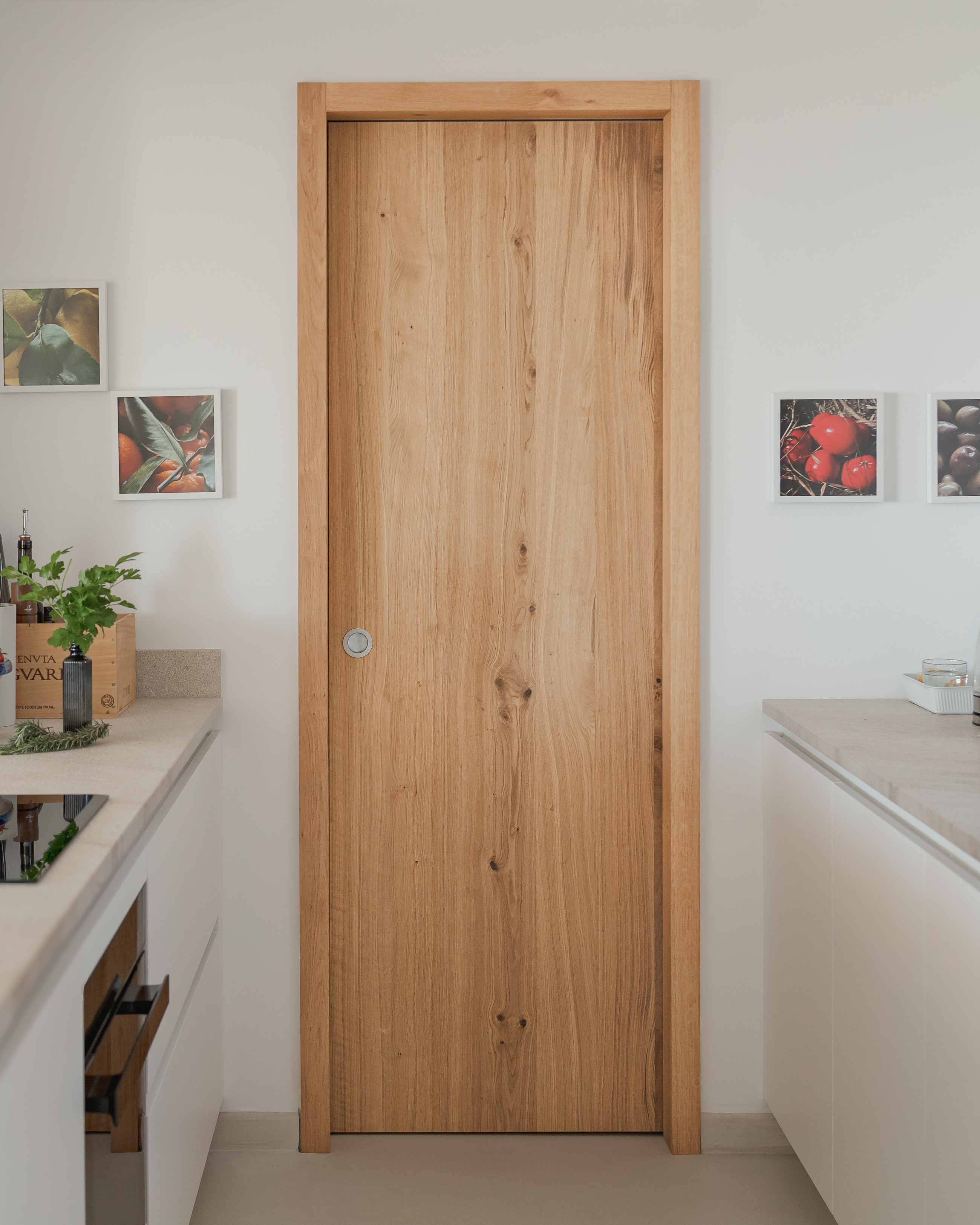 Puerta interior corrediza en madera natural. Mallorca 