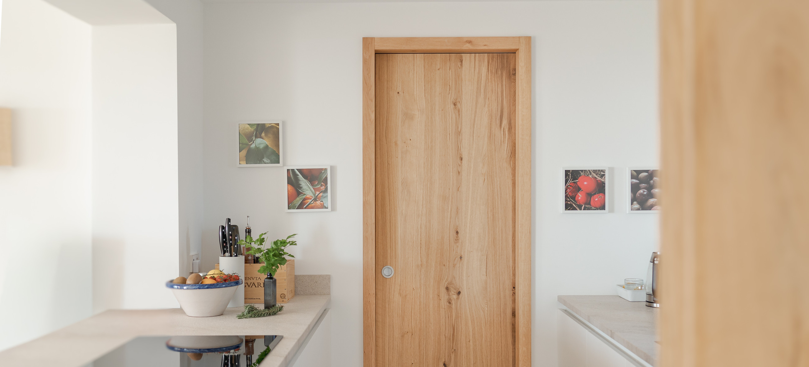 Puerta interior corrediza en madera natural. Mallorca 