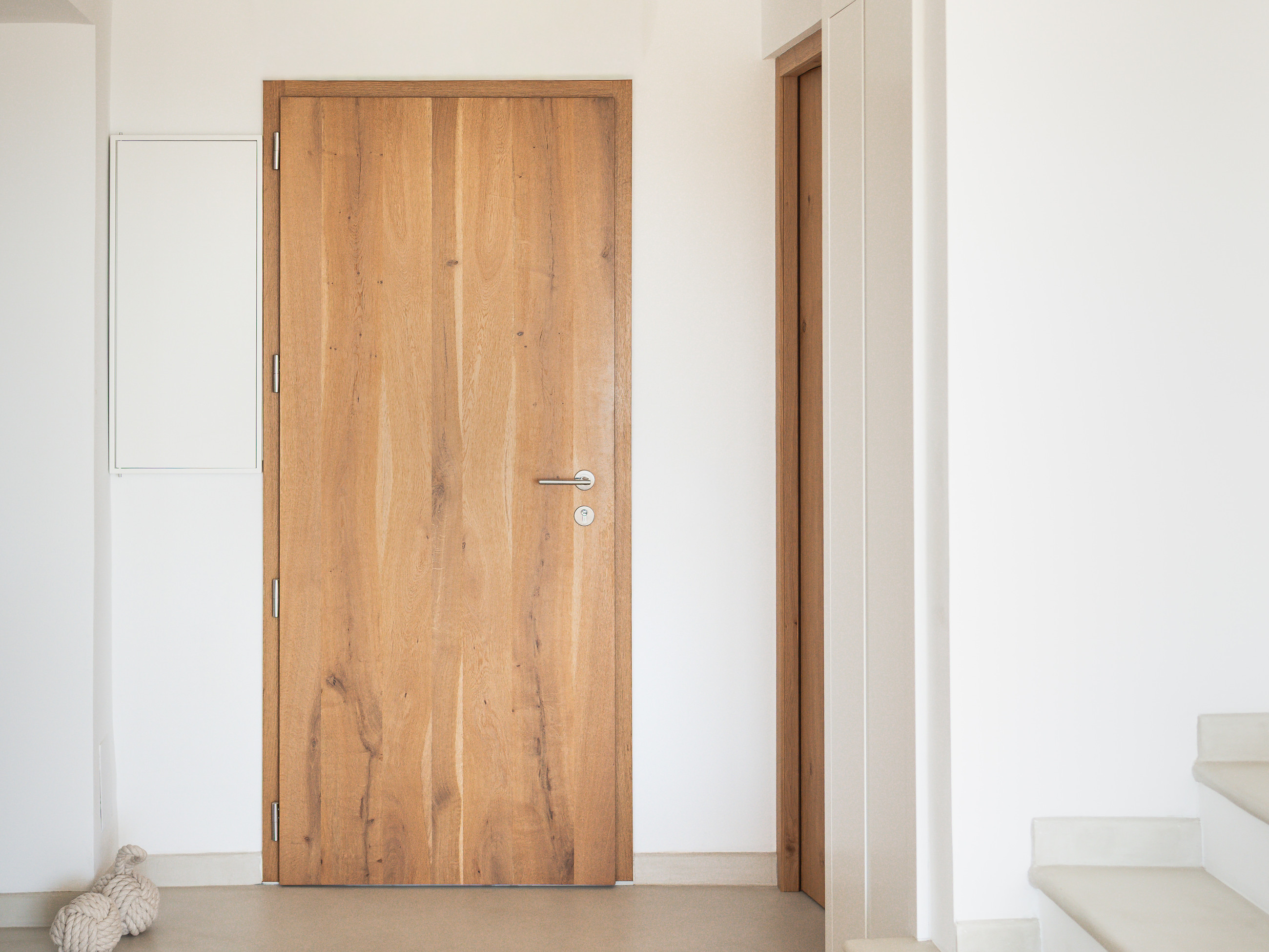 Puerta interior en madera natural